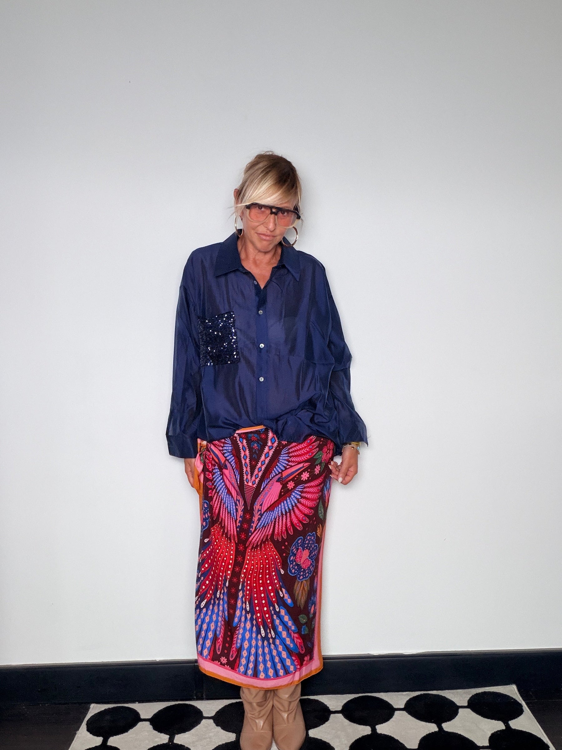 Camicia over voile blu navy con tasca paillettes blu — vista frontale
