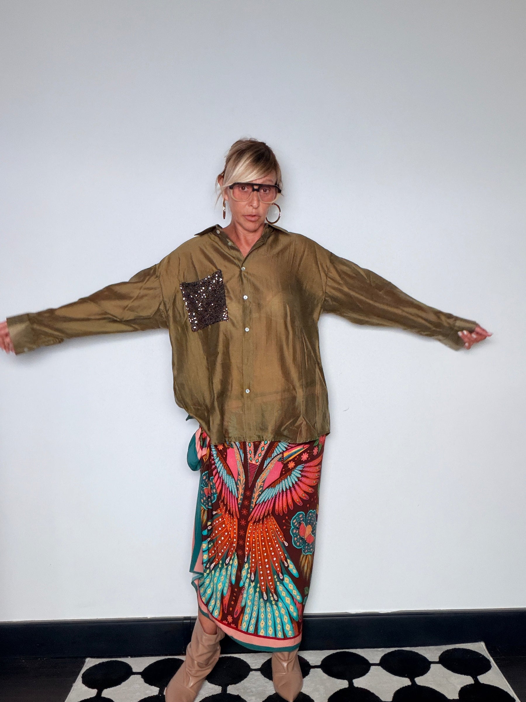 Camicia over voile verde khaki con tasca paillettes bronzo — braccia aperte