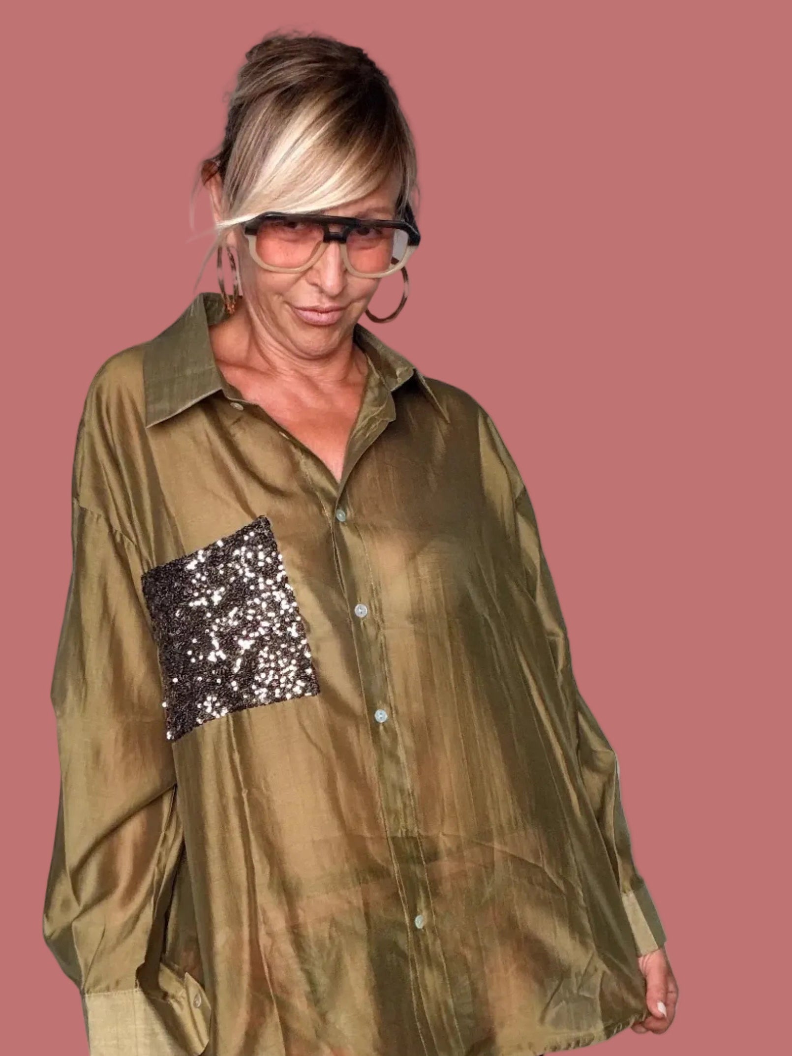 Camicia over voile verde khaki con tasca paillettes bronzo — vista frontale
