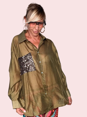 Camicia over voile verde khaki con tasca paillettes bronzo — vista frontale