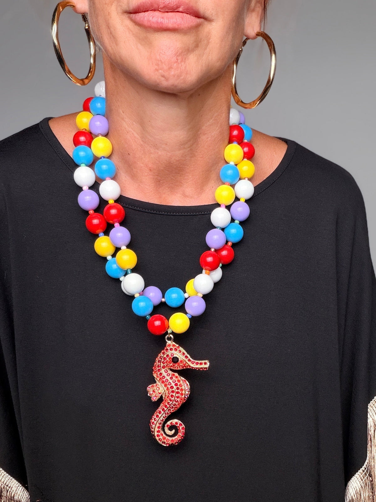 Collana perle multicolor con ciondolo cavalluccio marino - dettaglio ciondolo