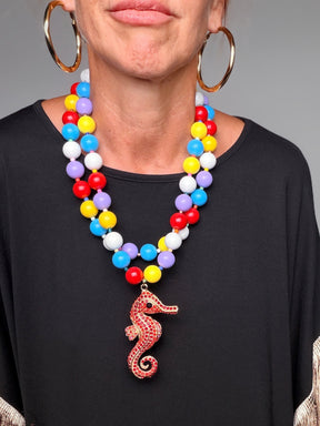 Collana perle multicolor con ciondolo cavalluccio marino - dettaglio ciondolo