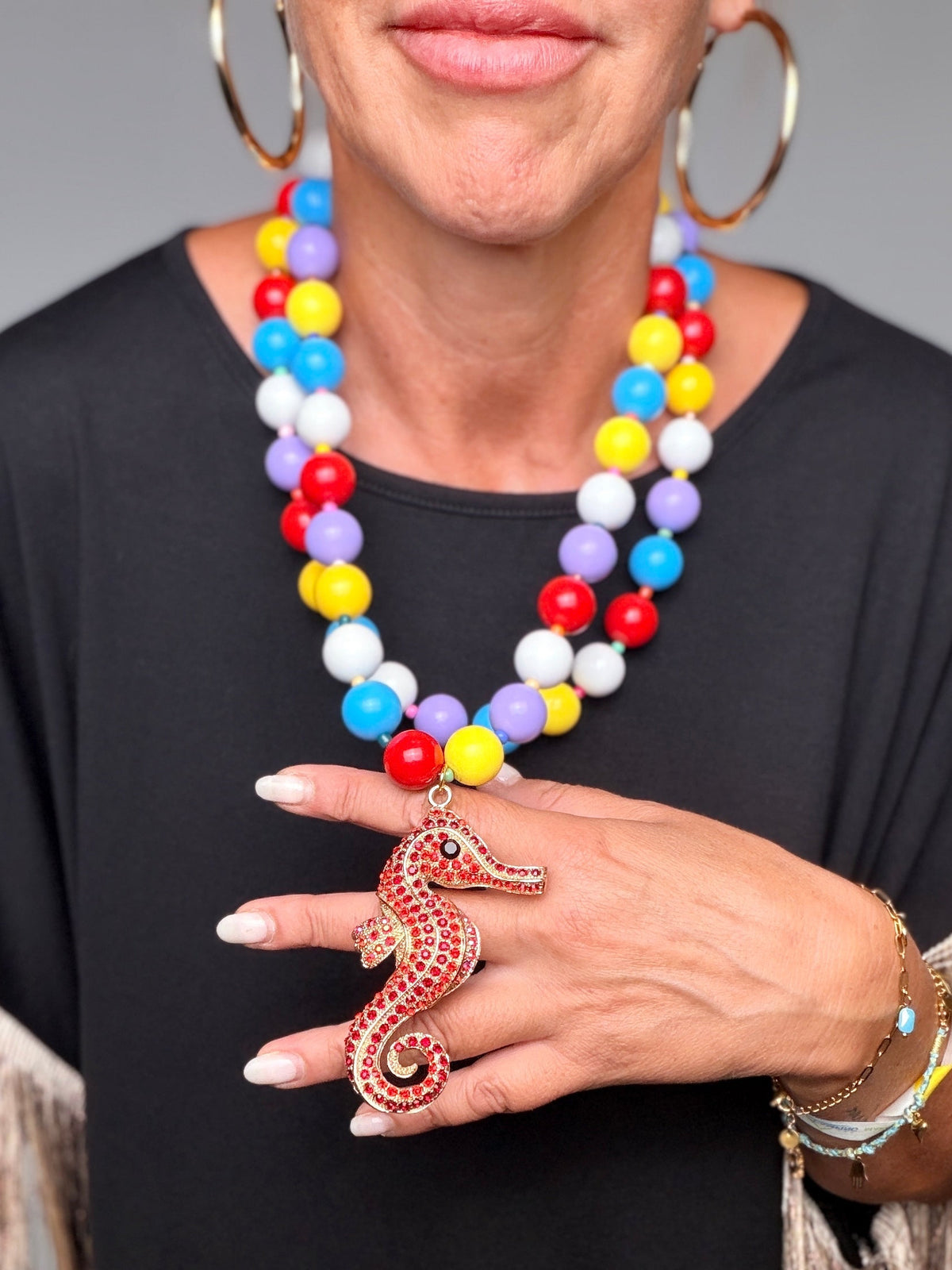 Collana perle multicolor con ciondolo cavalluccio marino - indossata