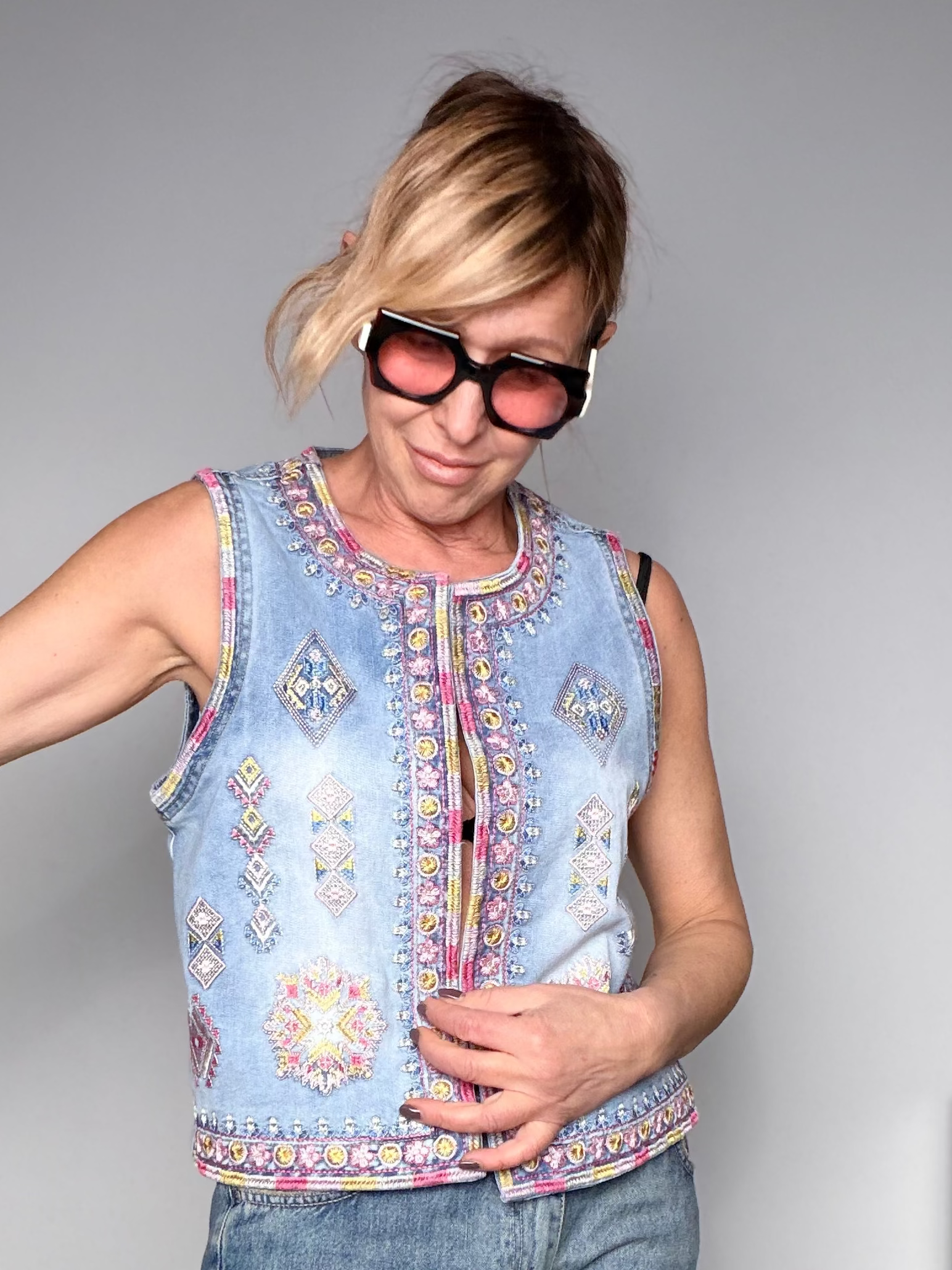 Gilet Denim con Ricami e Borchie Etnici