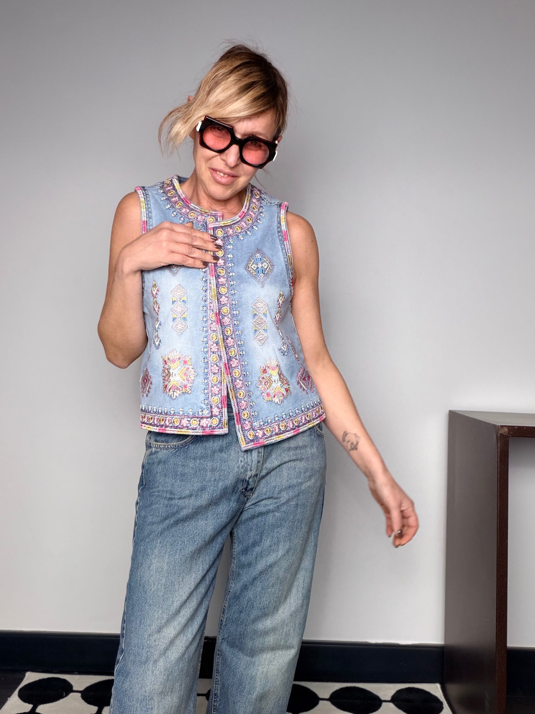 Gilet Denim con Ricami e Borchie Etnici