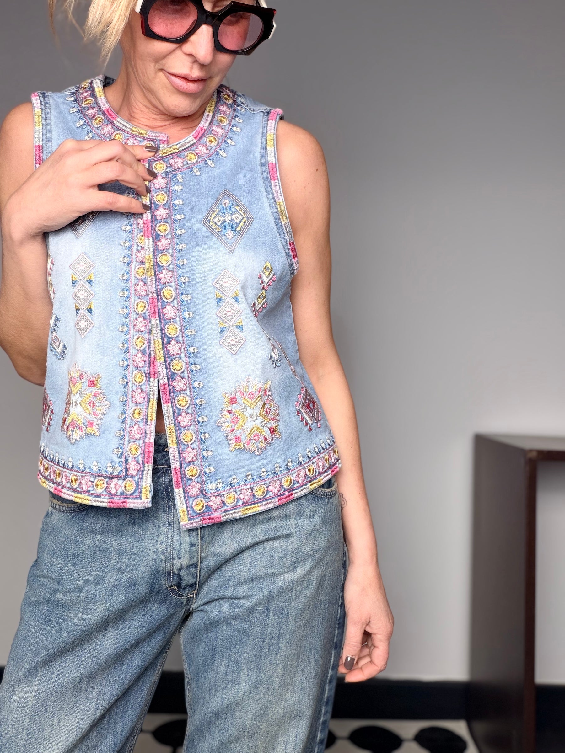 Gilet Denim con Ricami e Borchie Etnici