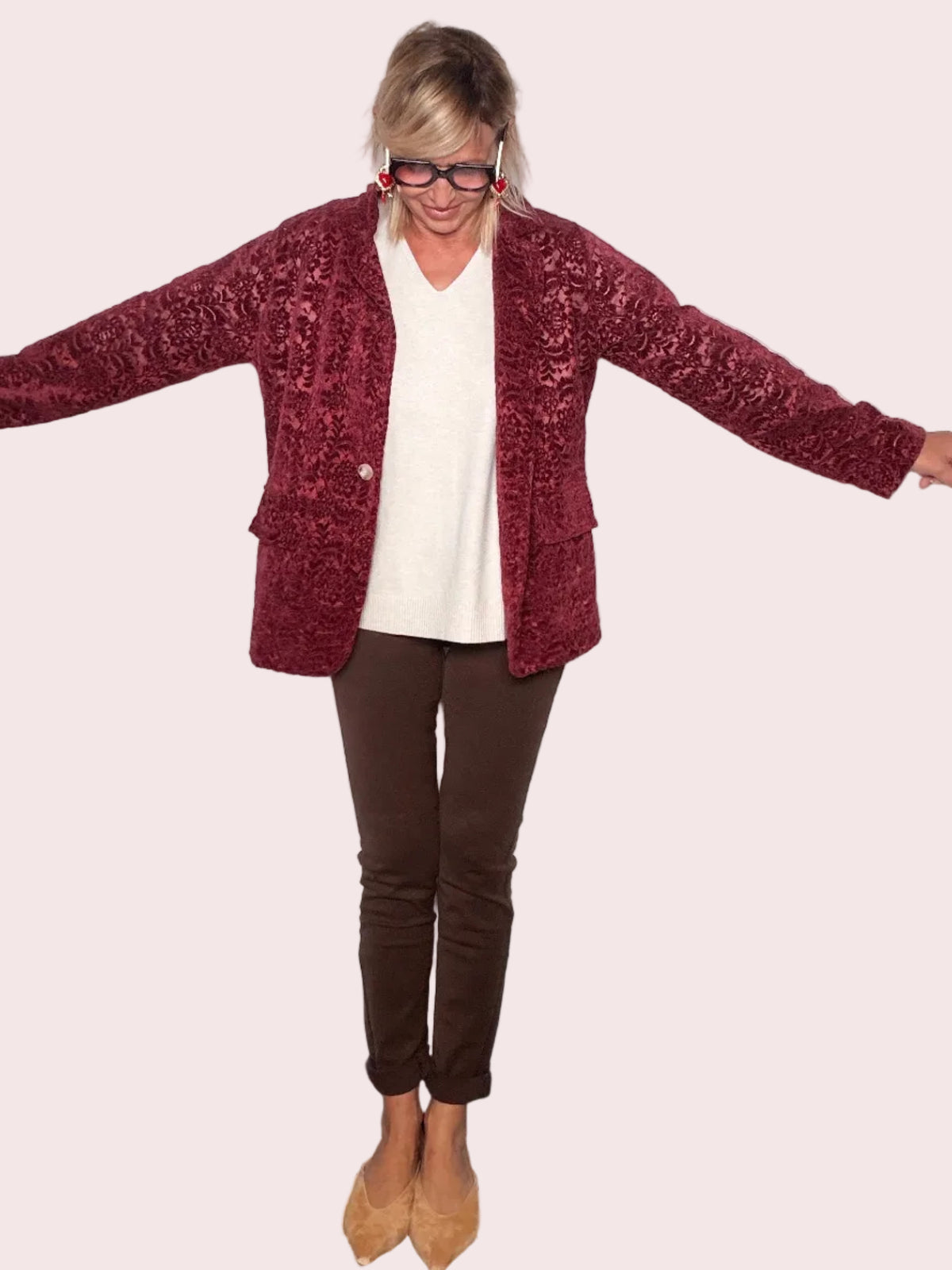 Blazer velluto burnout bordeaux damascato - vista frontale intera con pantalone