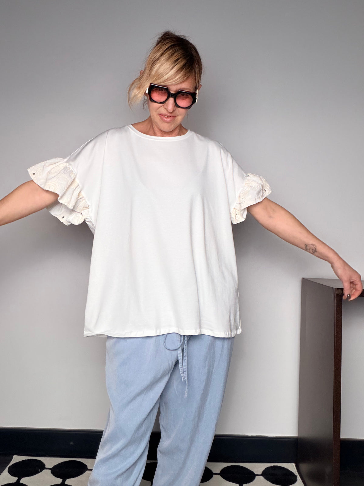 T-Shirt Oversize con Maniche a Volant in Pizzo