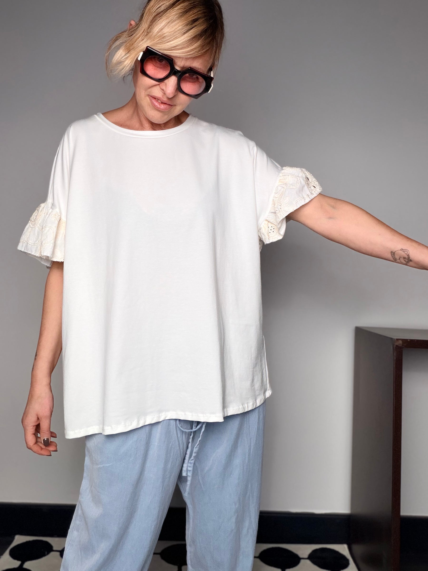 T-Shirt Oversize con Maniche a Volant in Pizzo