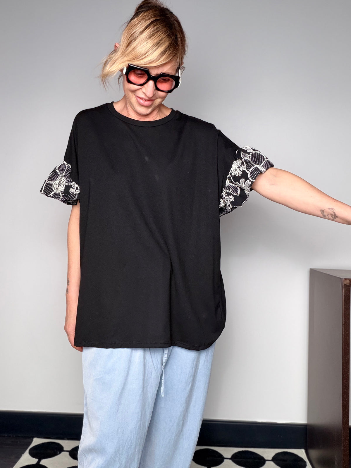 T-Shirt Oversize con Maniche a Volant in Pizzo