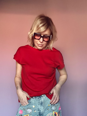 T-shirt rossa e blu