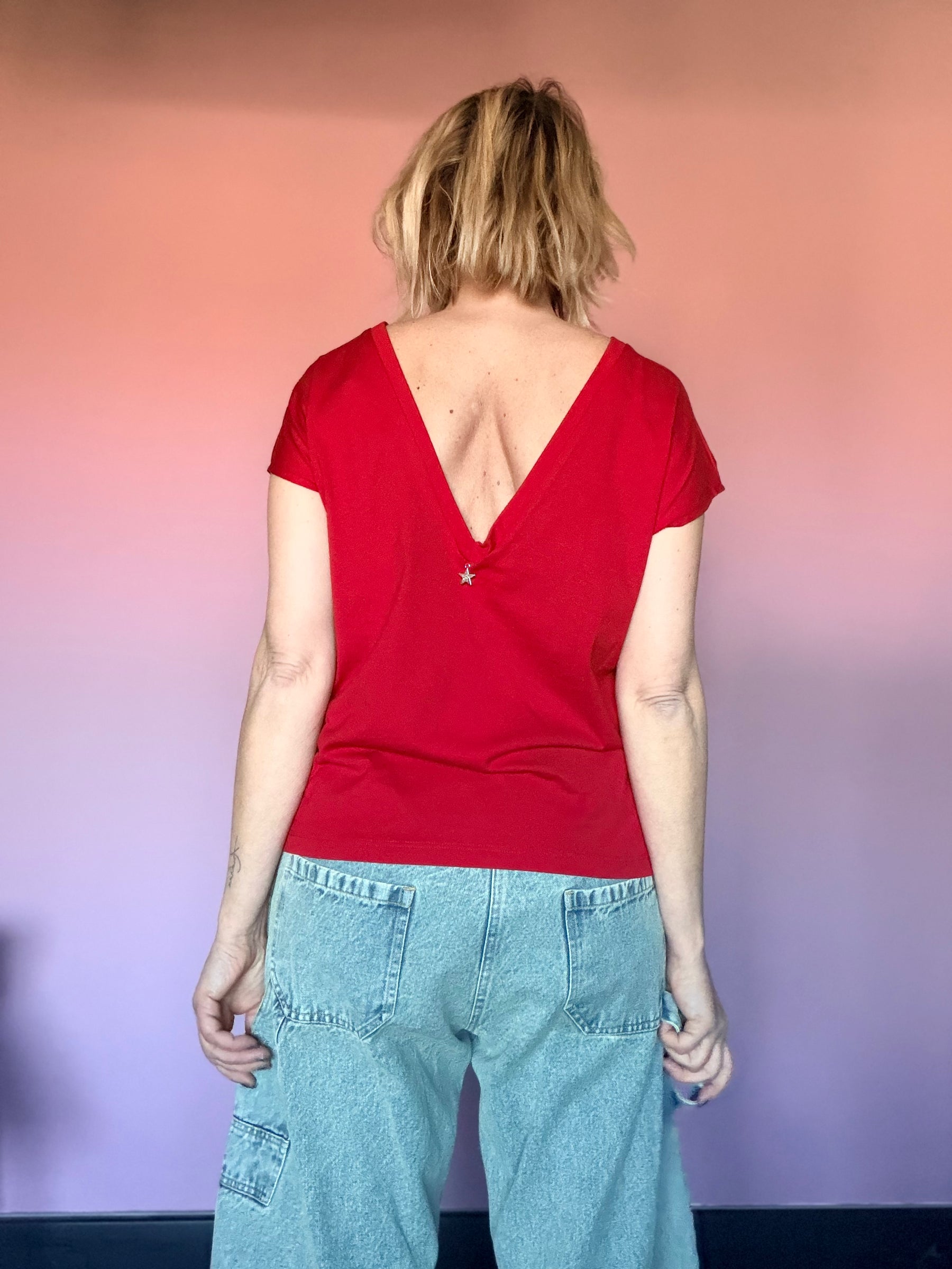 T-shirt rossa e blu