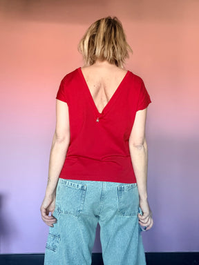 T-shirt rossa e blu