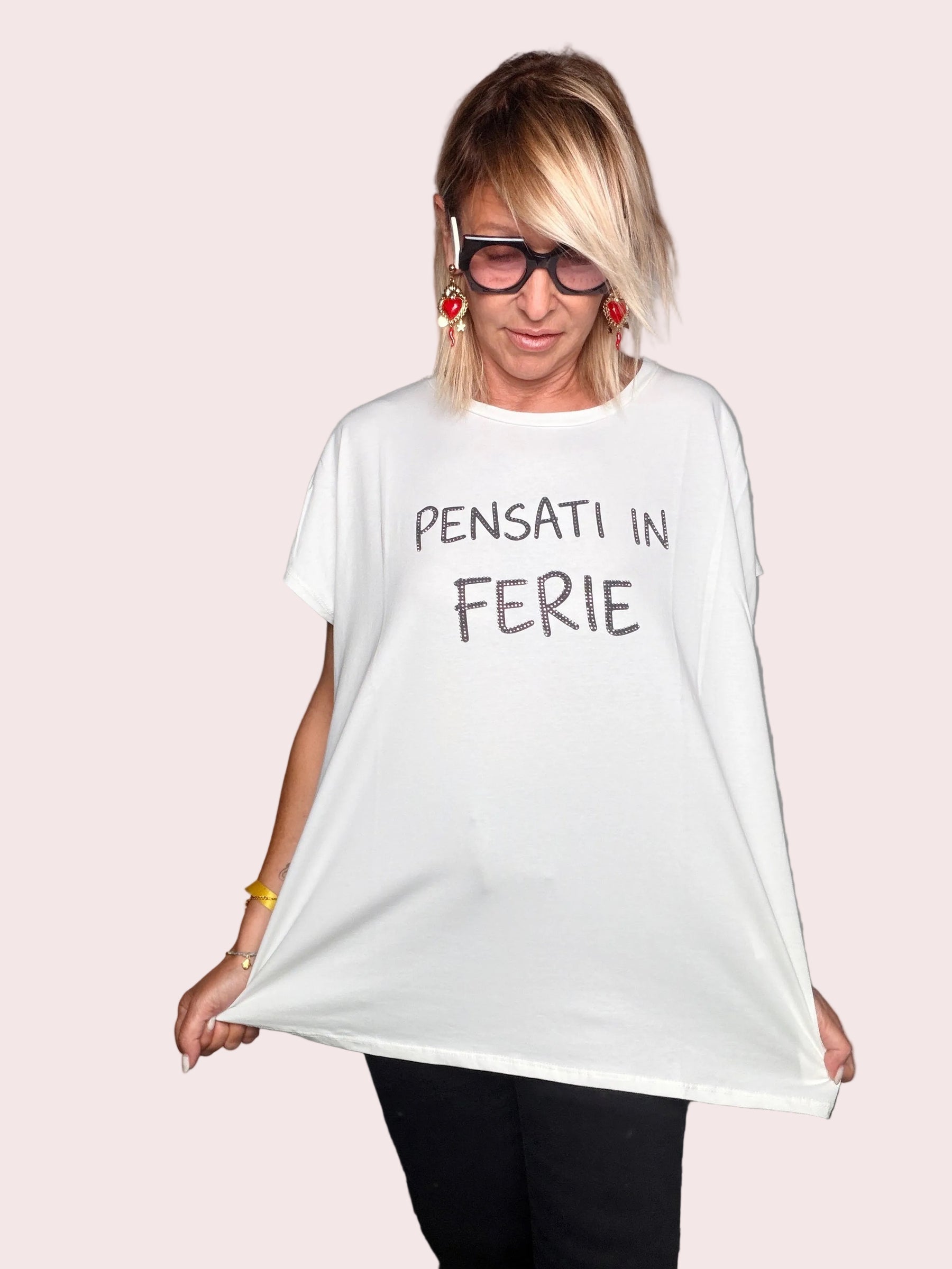 T-shirt oversize bianca Pensati in Ferie - vista frontale