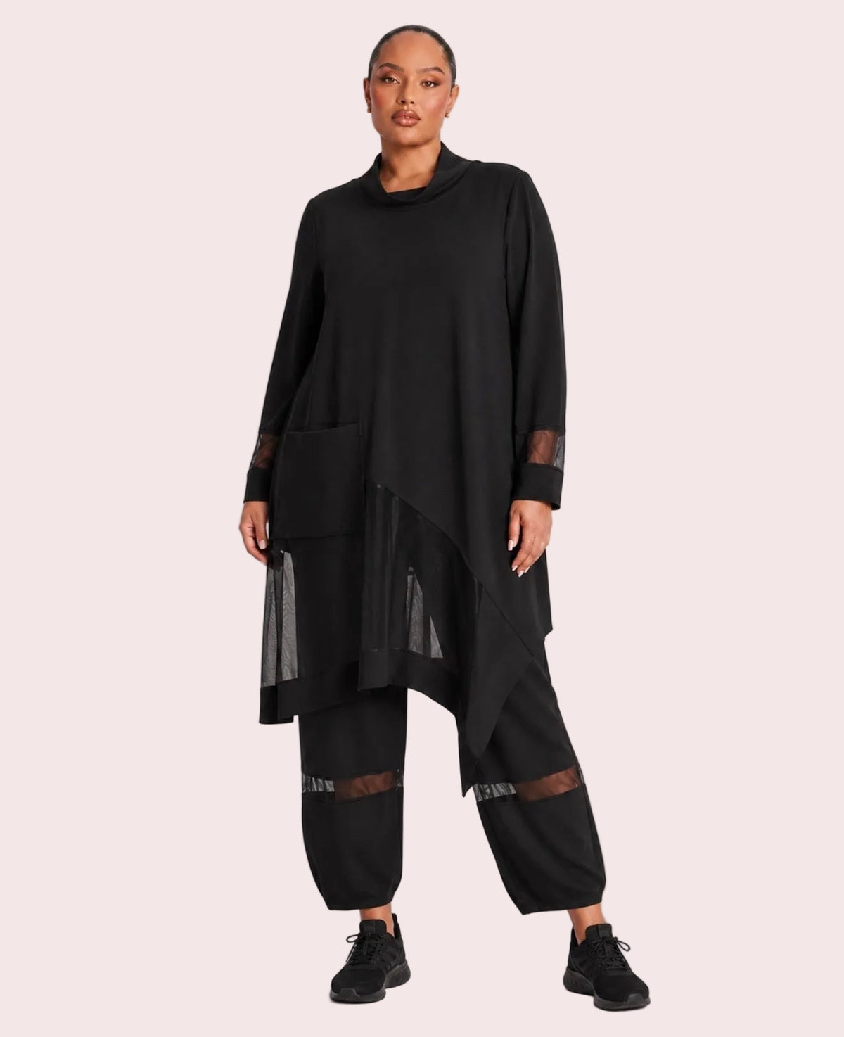 Tunica oversize punto milano nera con tulle - vista frontale indossata