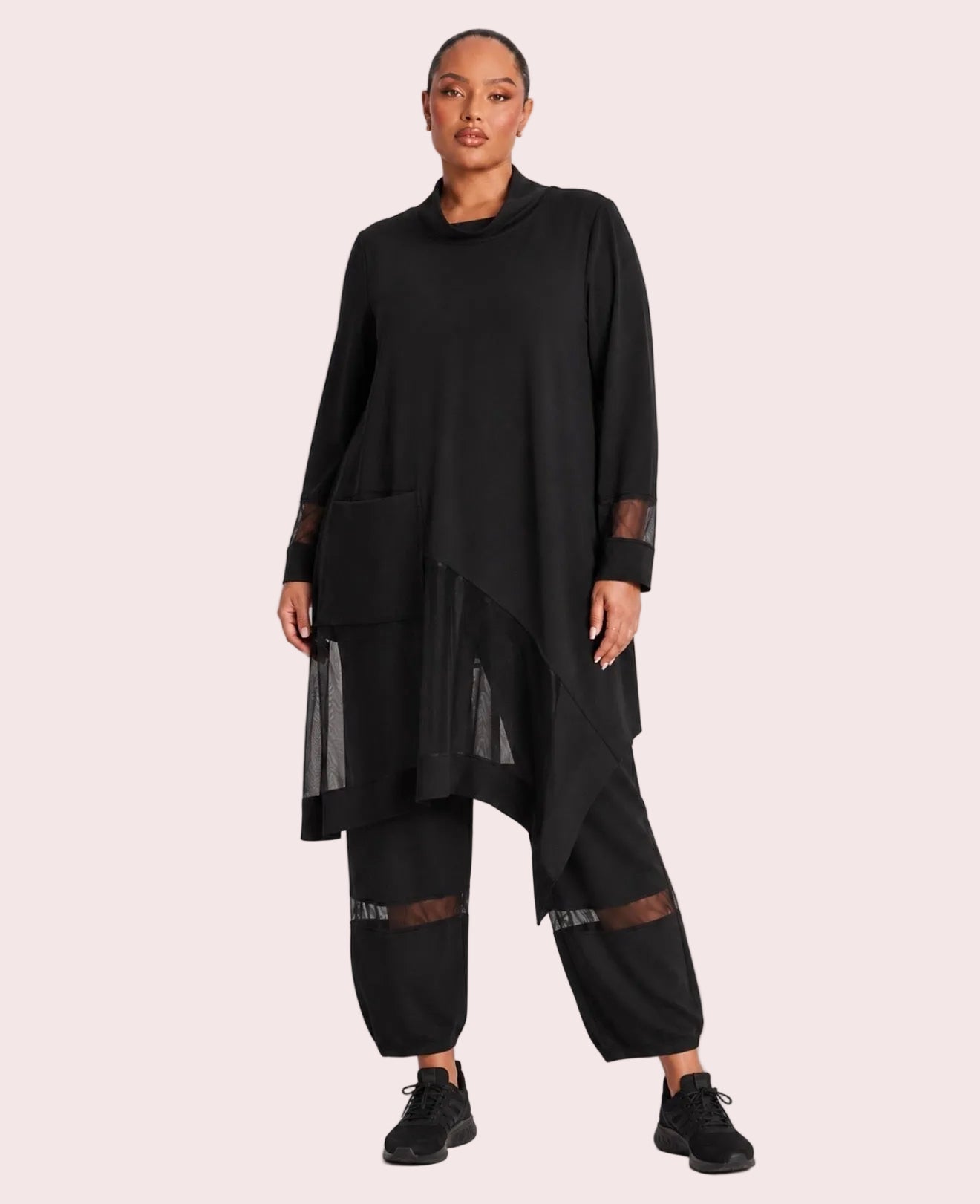 Tunica oversize punto milano nera con tulle - vista frontale indossata