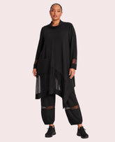 Tunica oversize punto milano nera con tulle - vista frontale indossata