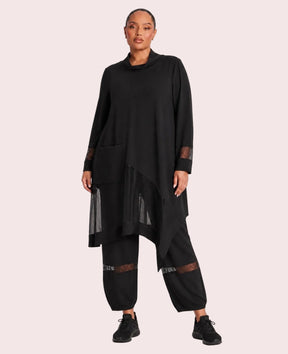 Tunica oversize punto milano nera con tulle - vista frontale indossata