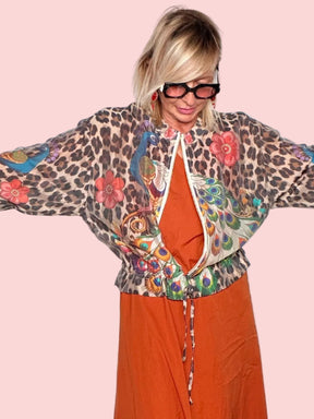 Bomber raso stampa mista leopardato pavone - vista frontale braccia aperte