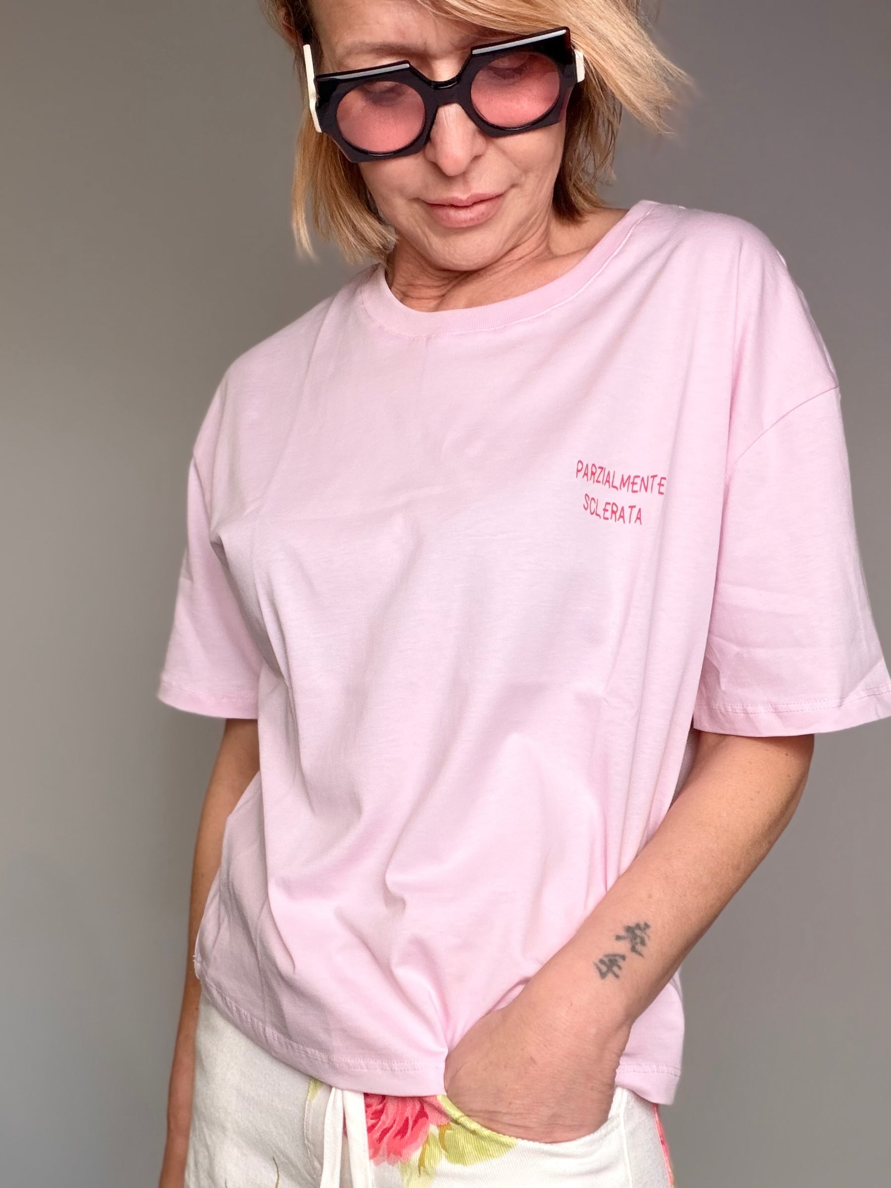 T-shirt "Parzialmente Sclerata" – Rosa & Giallo