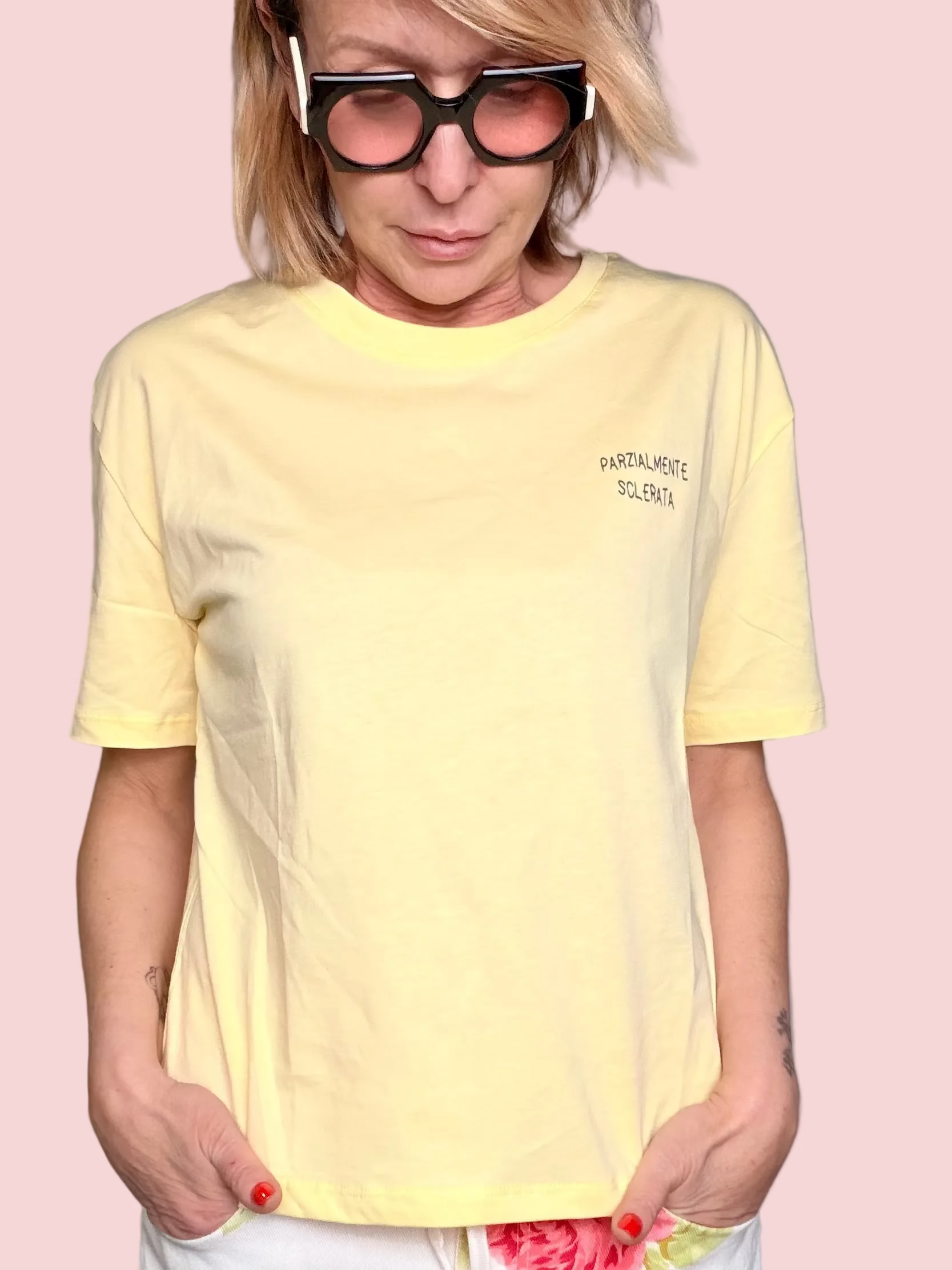 T-shirt "Parzialmente Sclerata" – Rosa & Giallo