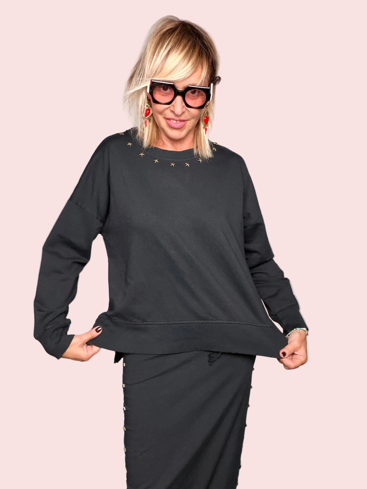 Felpa Oversize Nera Borchie Stella Dorate Collo