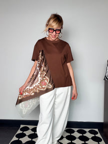 T-Shirt con Foulard Paisley