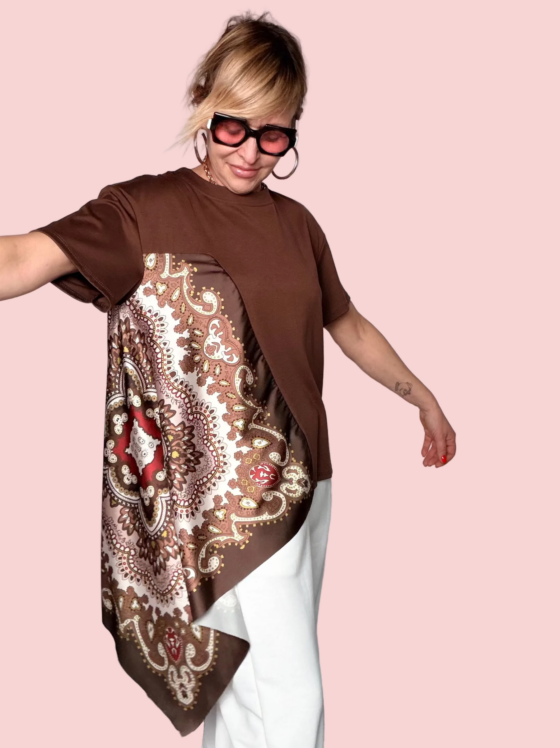 T-Shirt con Foulard Paisley