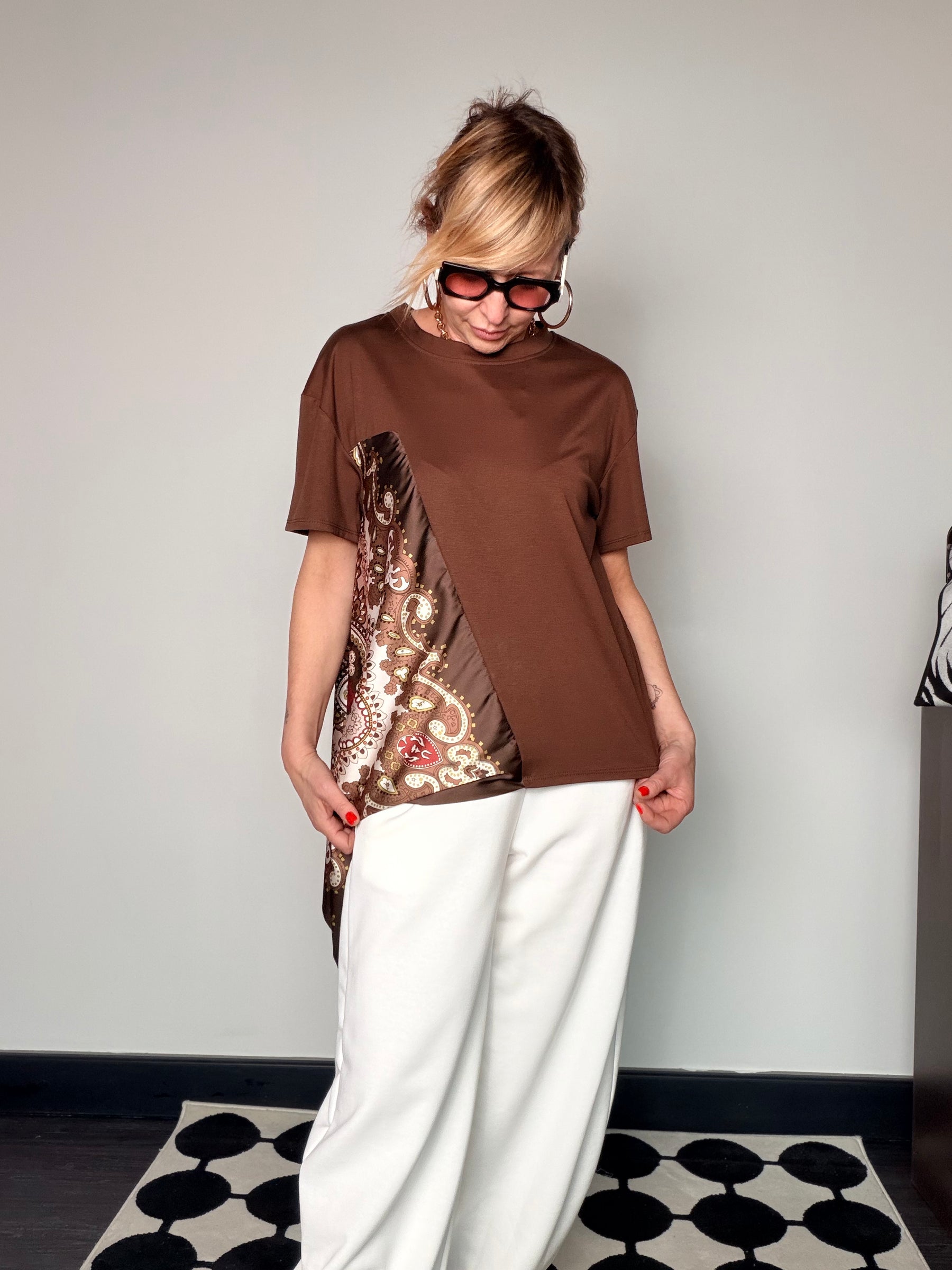 T-Shirt con Foulard Paisley
