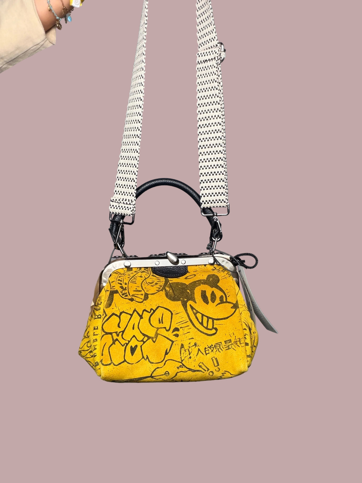 Mini doctor bag gialla graffiti - vista frontale Mickey Mouse con tracolla scacchi bianco nero appesa