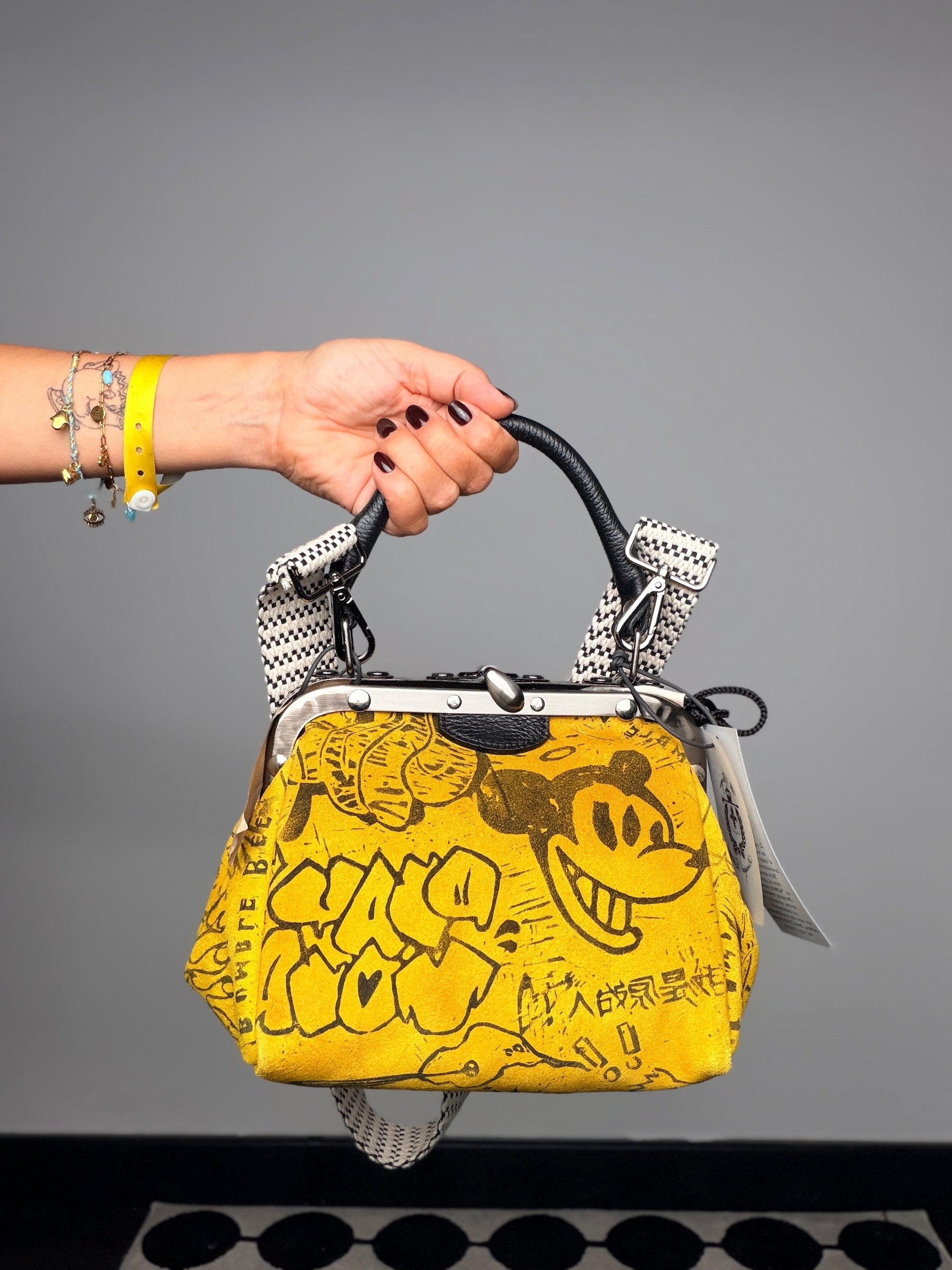 Mini doctor bag gialla graffiti tattoo art - vista frontale Mickey Mouse con tracolla scacchi bianco nero a mano