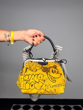 Mini doctor bag gialla graffiti tattoo art - vista frontale Mickey Mouse con tracolla scacchi bianco nero a mano