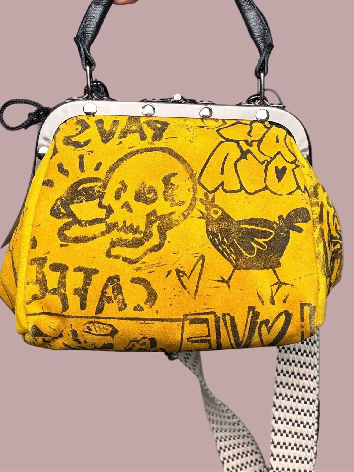 Mini doctor bag gialla graffiti tattoo art - vista frontale teschio e uccellino con tracolla scacchi bianco nero