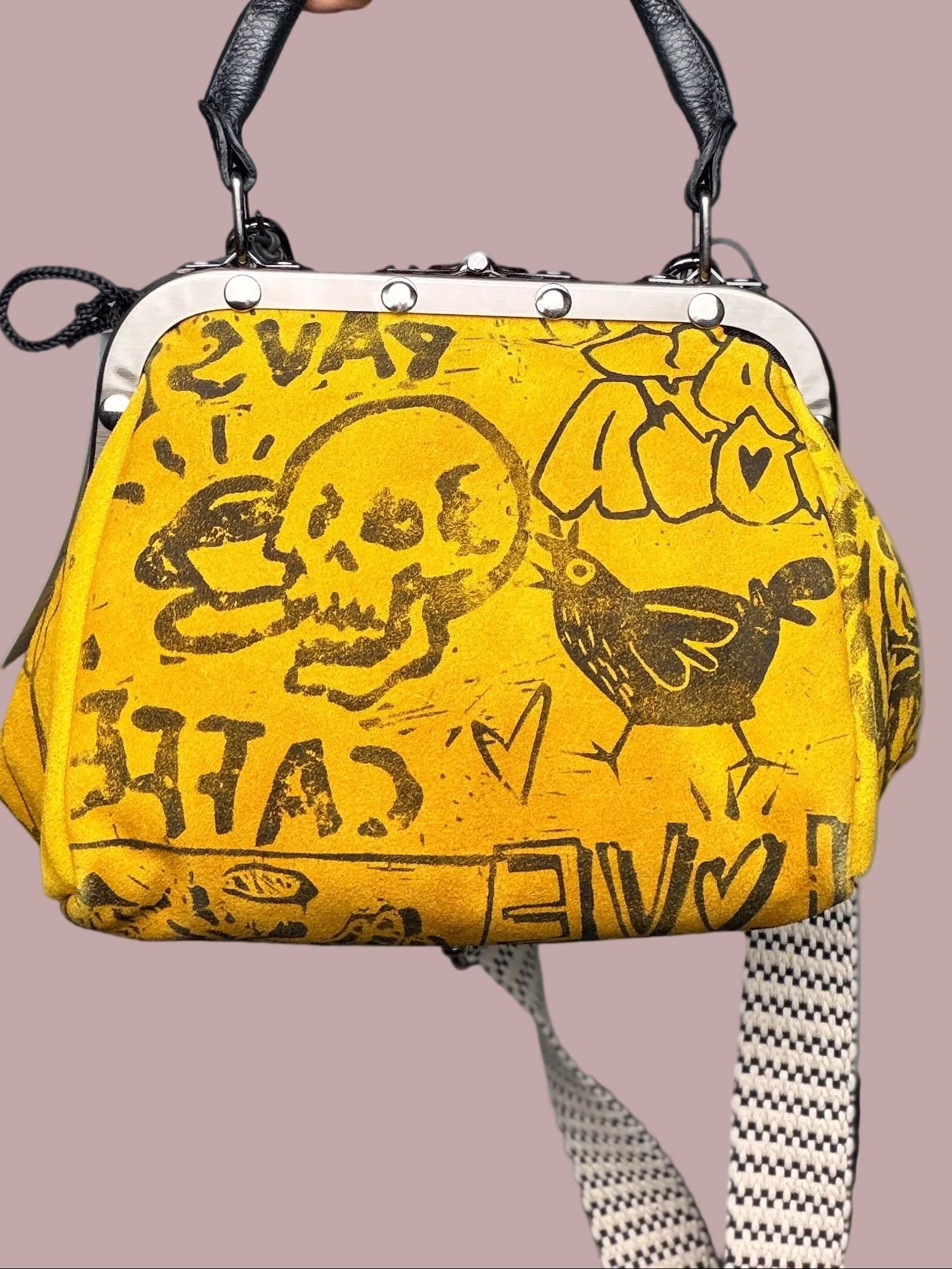 Mini doctor bag gialla graffiti tattoo art - vista frontale teschio e uccellino con tracolla scacchi bianco nero
