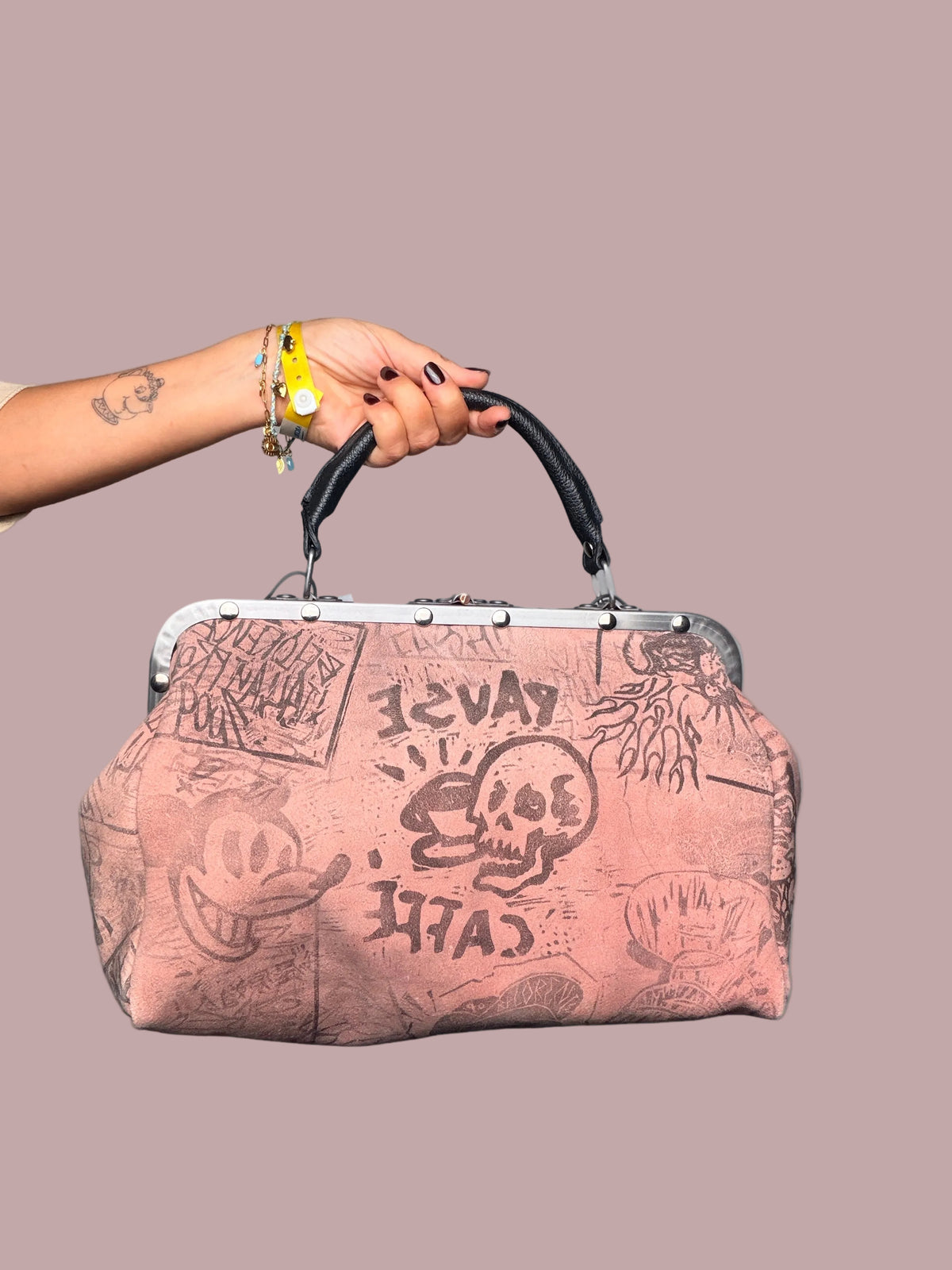 Borsa doctor bag rosa cipria stampa graffiti - vista frontale teschio e scritte con manico pelle nera
