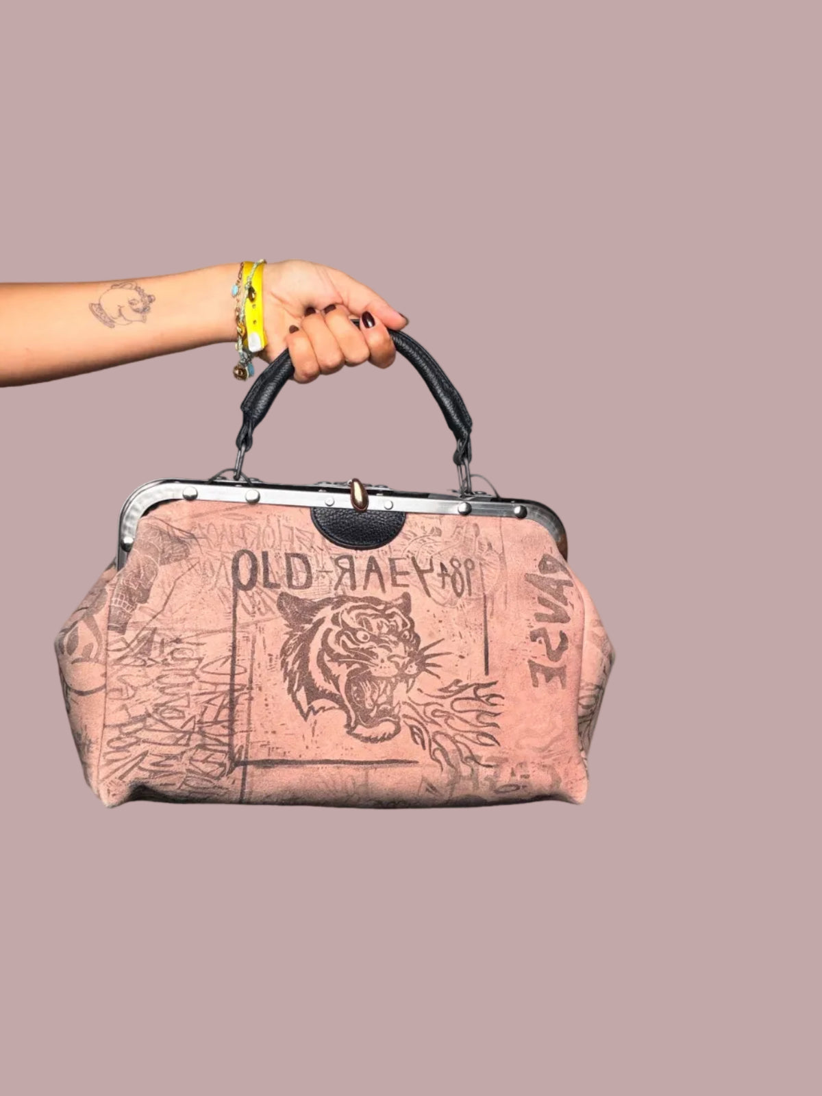 Borsa doctor bag rosa cipria stampa graffiti tattoo art - vista frontale tigre con manico pelle nera