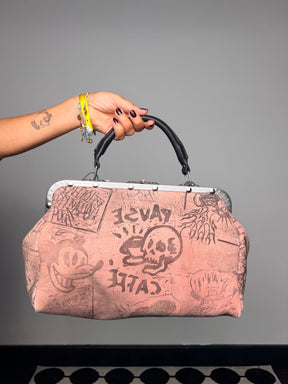 Borsa doctor bag rosa cipria stampa graffiti tattoo art - vista frontale intera con manico pelle nera