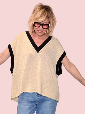 Gilet in Maglia Fine Scollo a V con Profili Neri