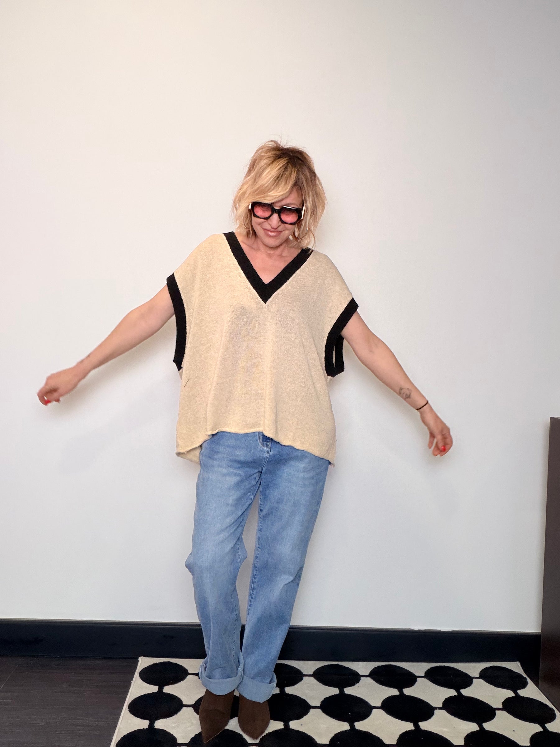 Gilet in Maglia Fine Scollo a V con Profili Neri