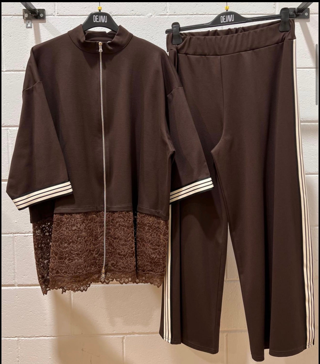 Coordinato bomber pantalone punto milano marrone - vista prodotto appeso con dettaglio pizzo sangallo e bande laterali bianche