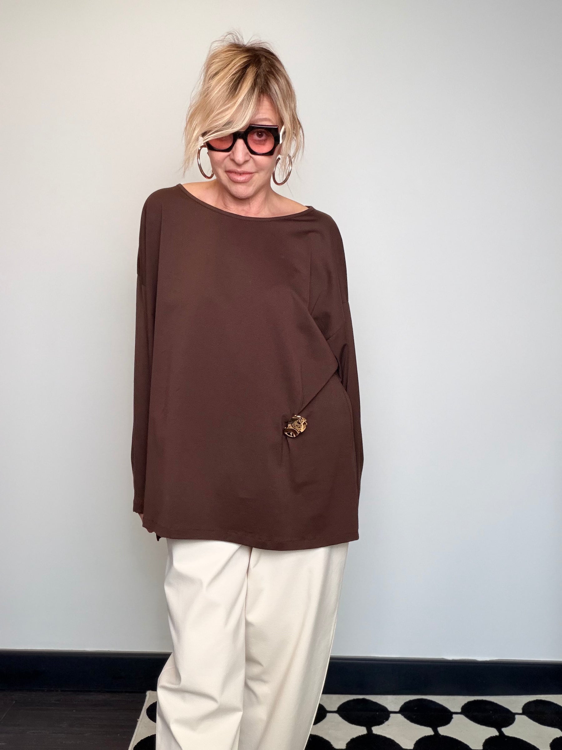 Maglia Oversize con Fermaglio Dorato e Drappeggio Laterale