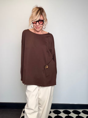 Maglia Oversize con Fermaglio Dorato e Drappeggio Laterale
