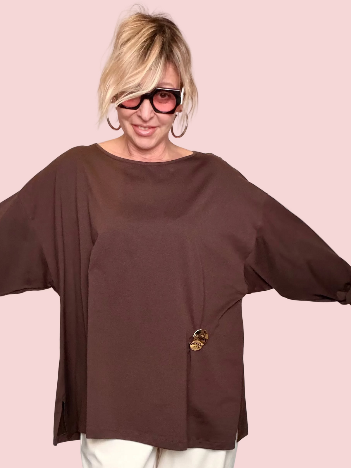 Maglia Oversize con Fermaglio Dorato e Drappeggio Laterale