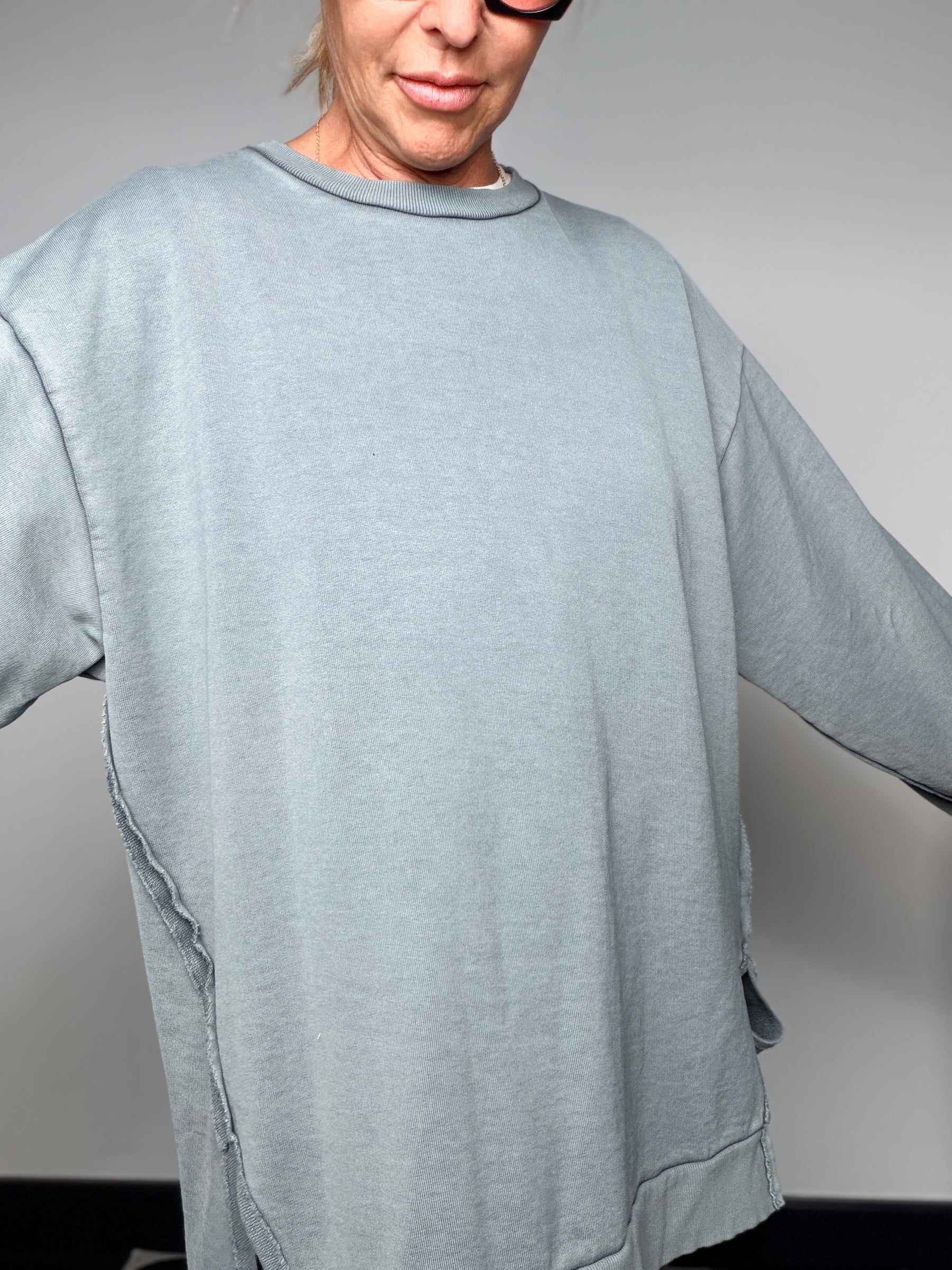 Felpa Oversize Maxi con Spacchi Laterali – Azzurro Polvere / Cammello
