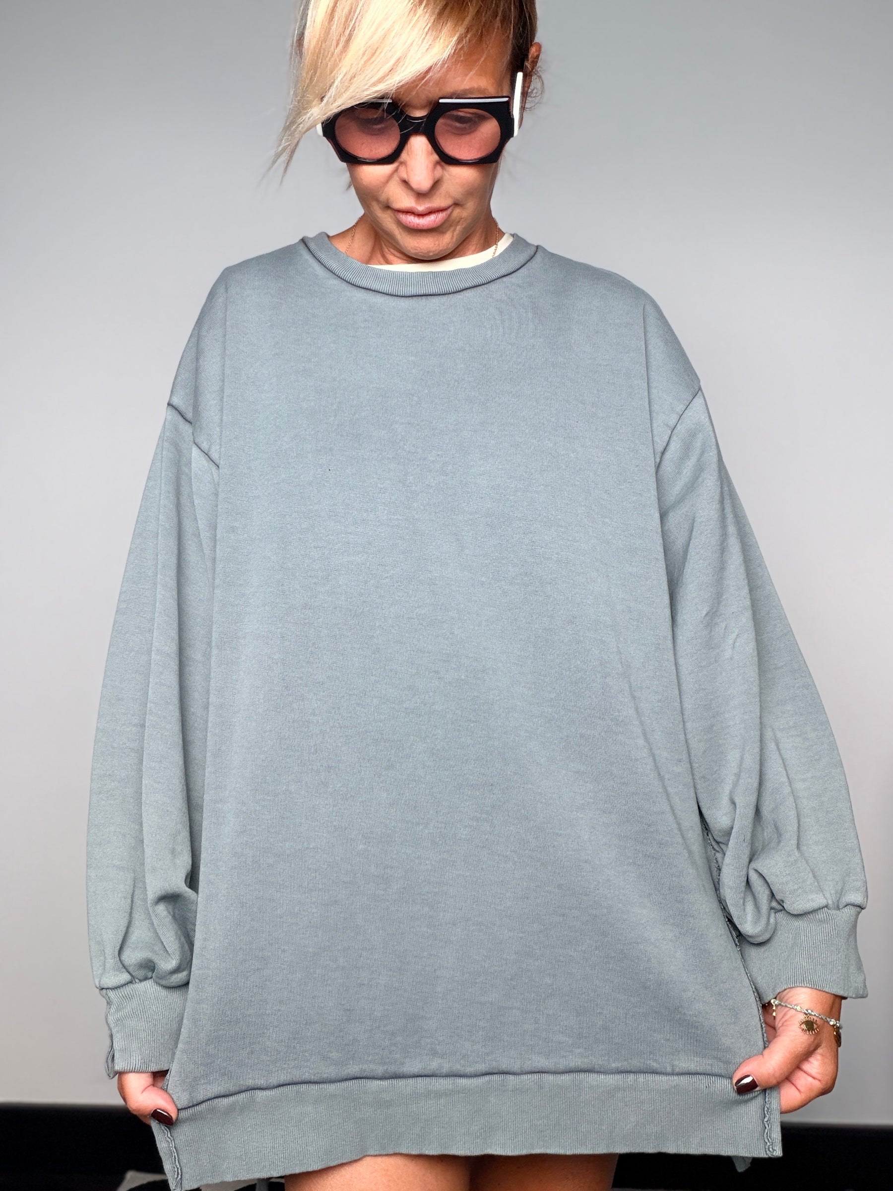 Felpa Oversize Maxi con Spacchi Laterali – Azzurro Polvere / Cammello