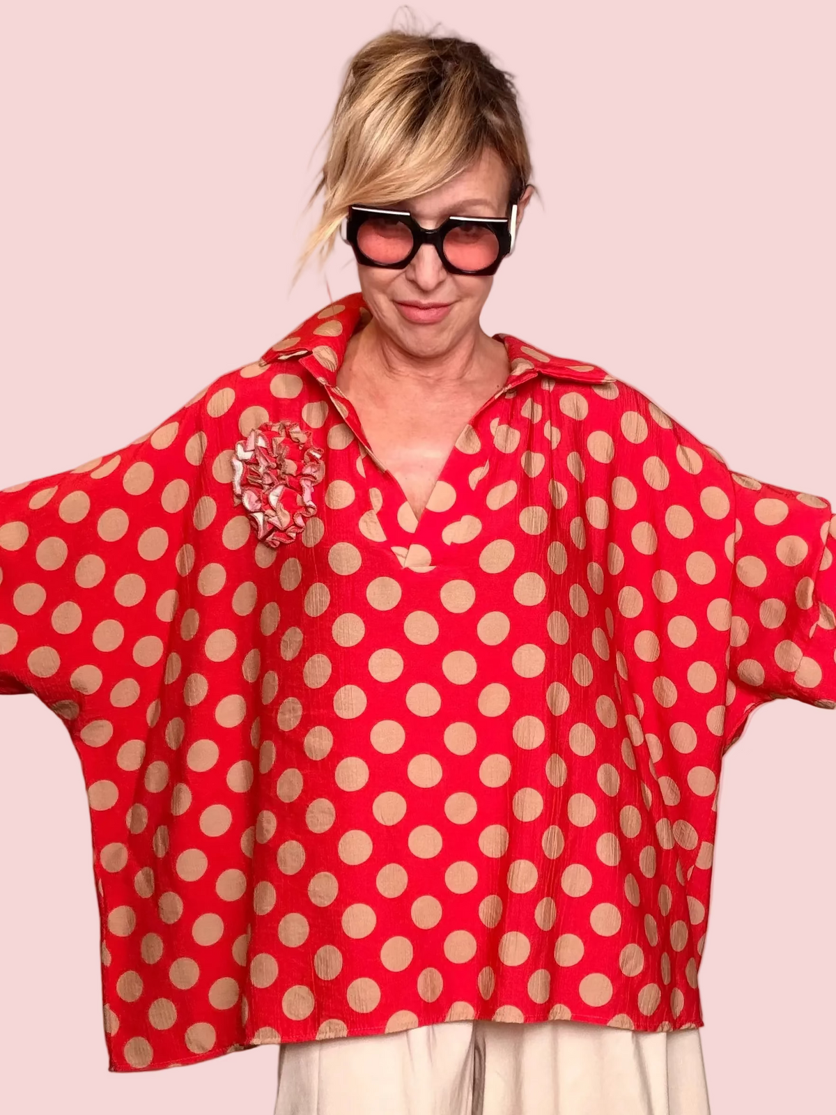 Camicia Oversize a Pois con Spilla Floreale