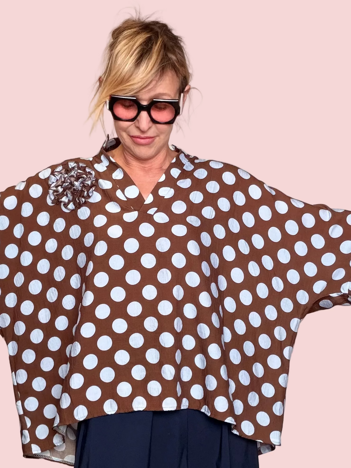 Camicia Oversize a Pois con Spilla Floreale