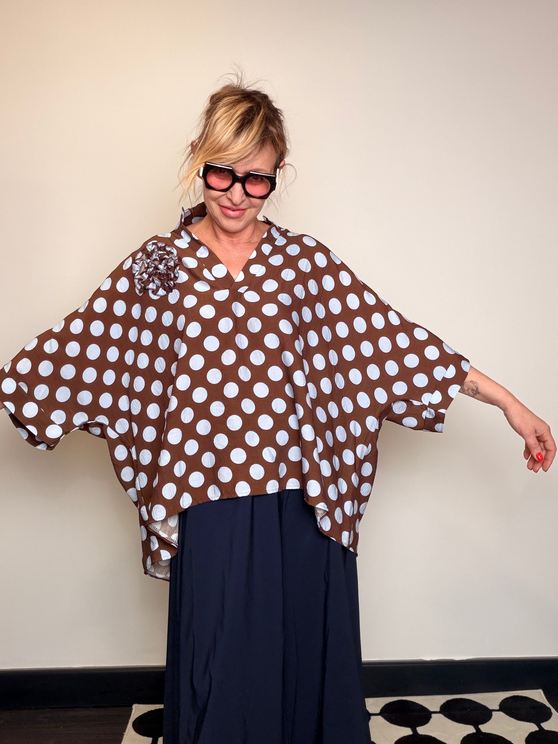 Camicia Oversize a Pois con Spilla Floreale
