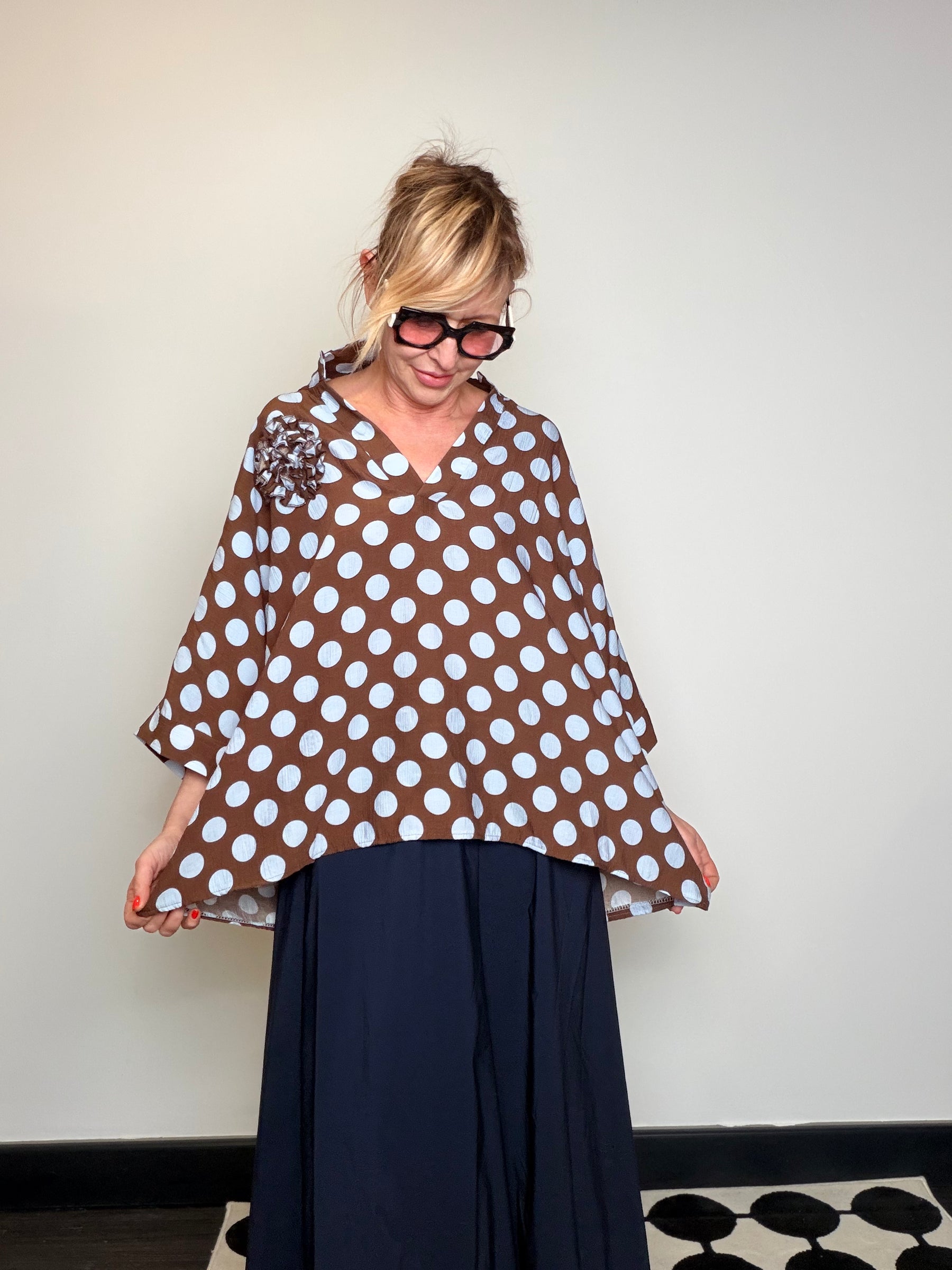 Camicia Oversize a Pois con Spilla Floreale