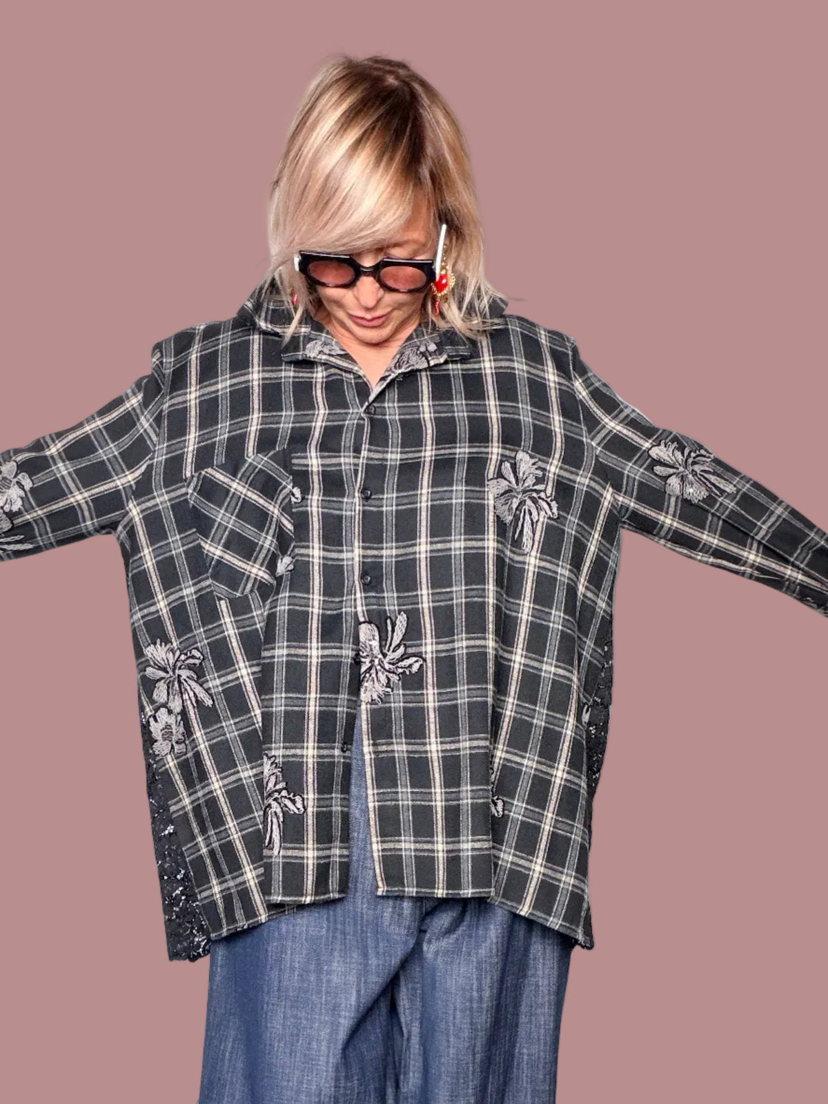 Camicia Oversize Tartan con Ricami Floreali Argento e Retro in Pizzo Nero